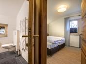 Bad und Schlafzimmer des Appartements Kitzsteinhorn